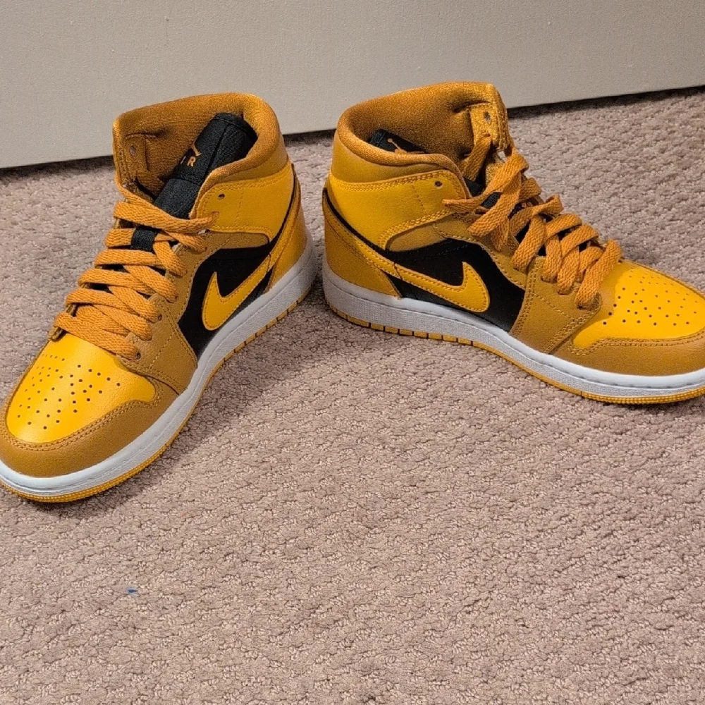 Air Jordan 1 Men's Chutney Black and Gold Sneakers NEW No Box